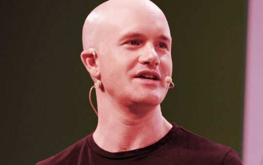 Elon Musk’s Twitter Buy ‘A Great Win for Free Speech’: Coinbase CEO