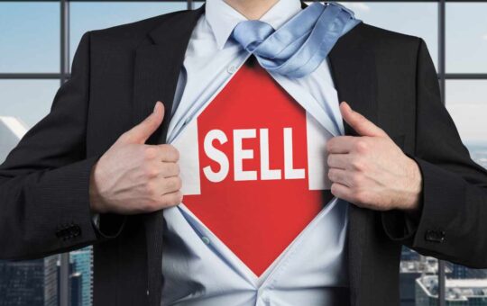 Peter Schiff Advises Selling Bitcoin Today — Calls It 'the Smart Move'