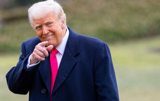 Democratic Senators Demand Ethics Probe Over Trump Meme Coin Dinner