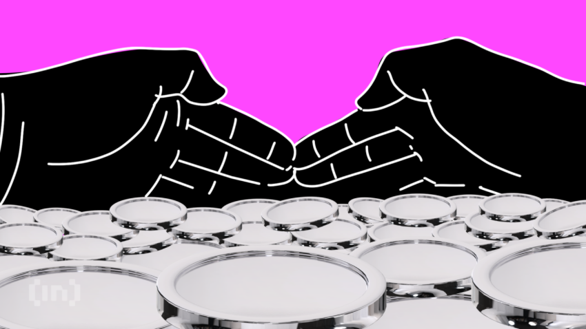 Which Altcoins Are Investors Accumulating Amid Market Fear?